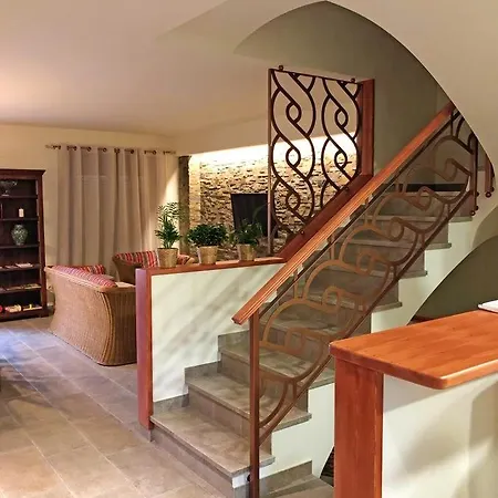 Spacious House In With Mountain View *