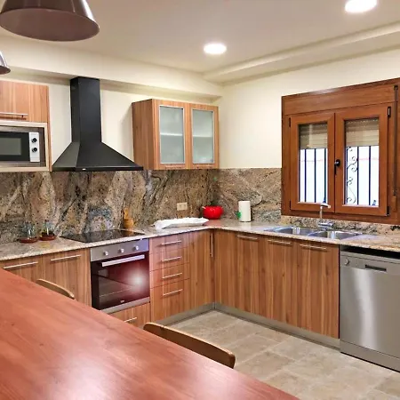 Spacious House In With Mountain View