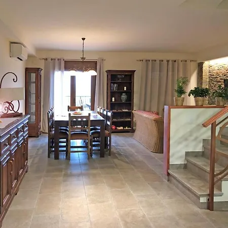 Spacious House In With Mountain View Дом отдыха Кретас