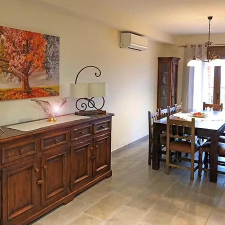Spacious House In With Mountain View