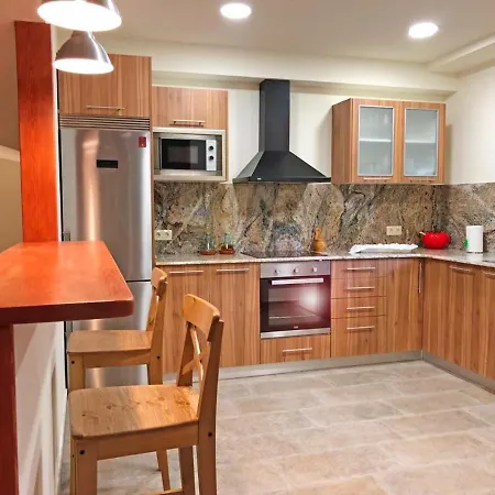 Spacious House In With Mountain View